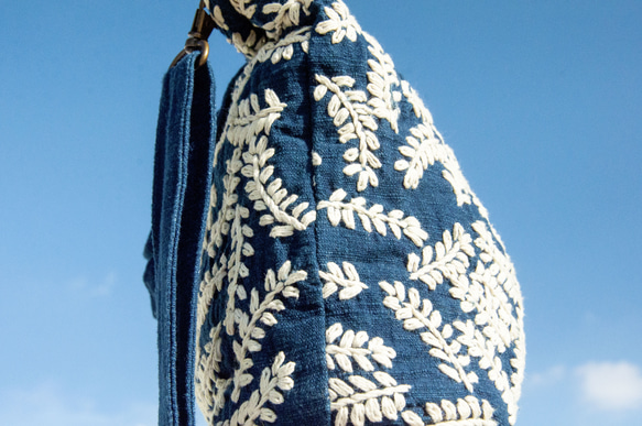 手縫い純綿サイドバックパック/刺繍クロスボディバッグ/刺繍ショルダーバッグ/インディゴ 手縫い藍染バッグ-フラワー クリスマス 8枚目の画像