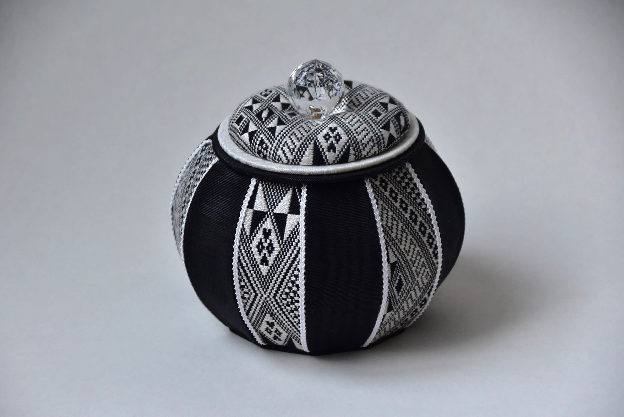 【カルトナージュ】カレン族のファブリックを使ったボンボニエール　ブラック×ホワイト