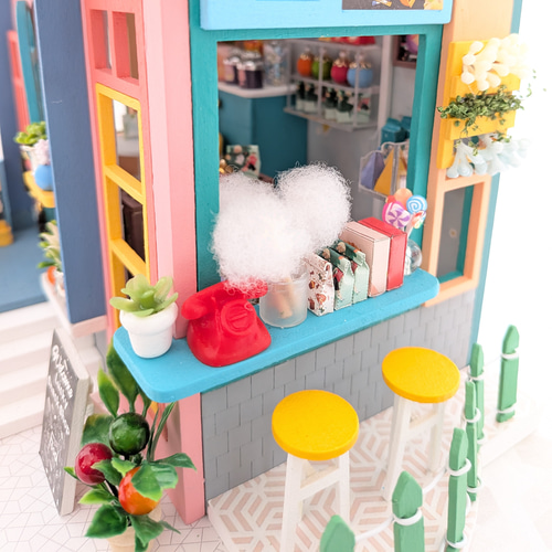 カラフルなお菓子屋さん』ミニチュアドールハウスの完成品です その他