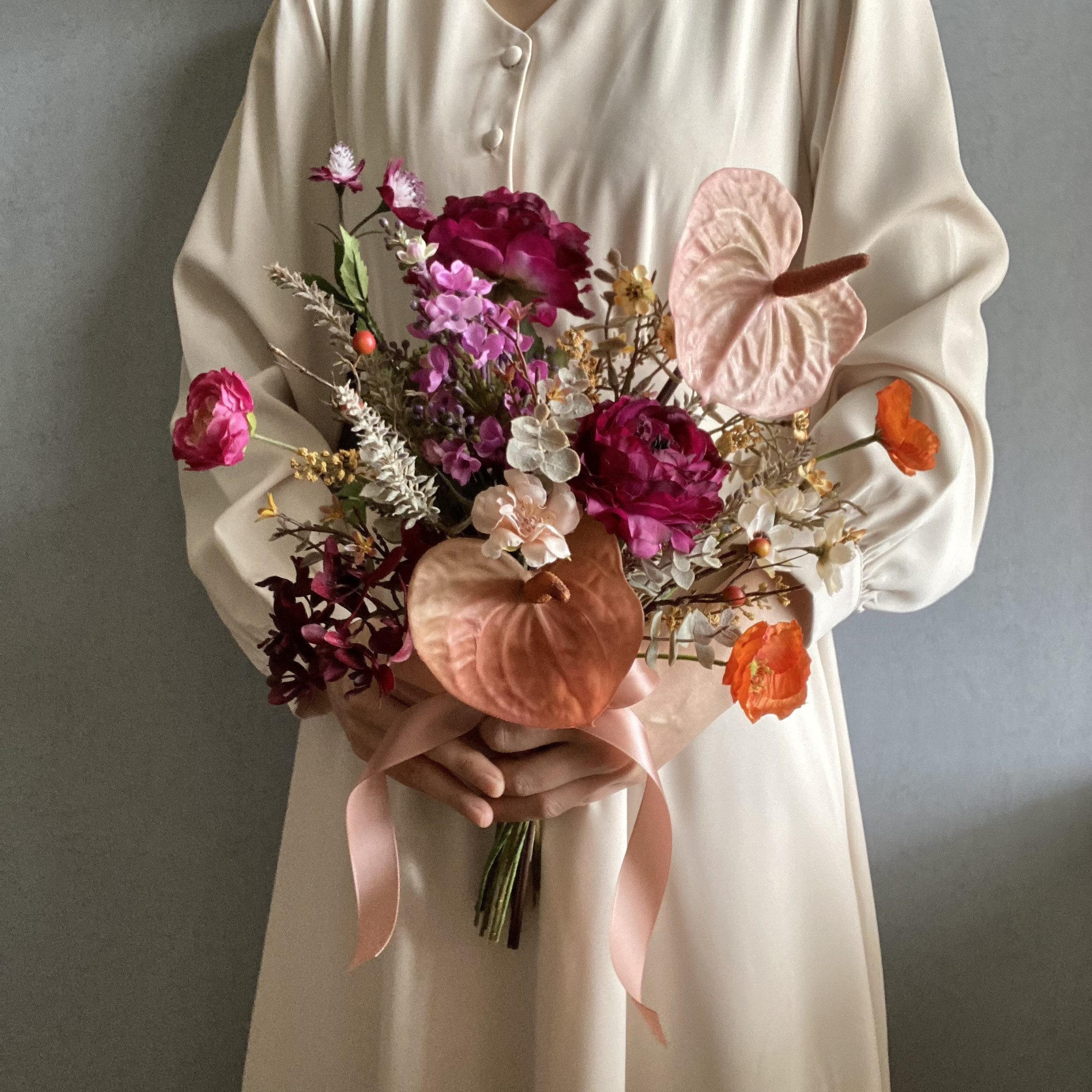 アンスリウムとラナンキュラス のクラッチブーケ