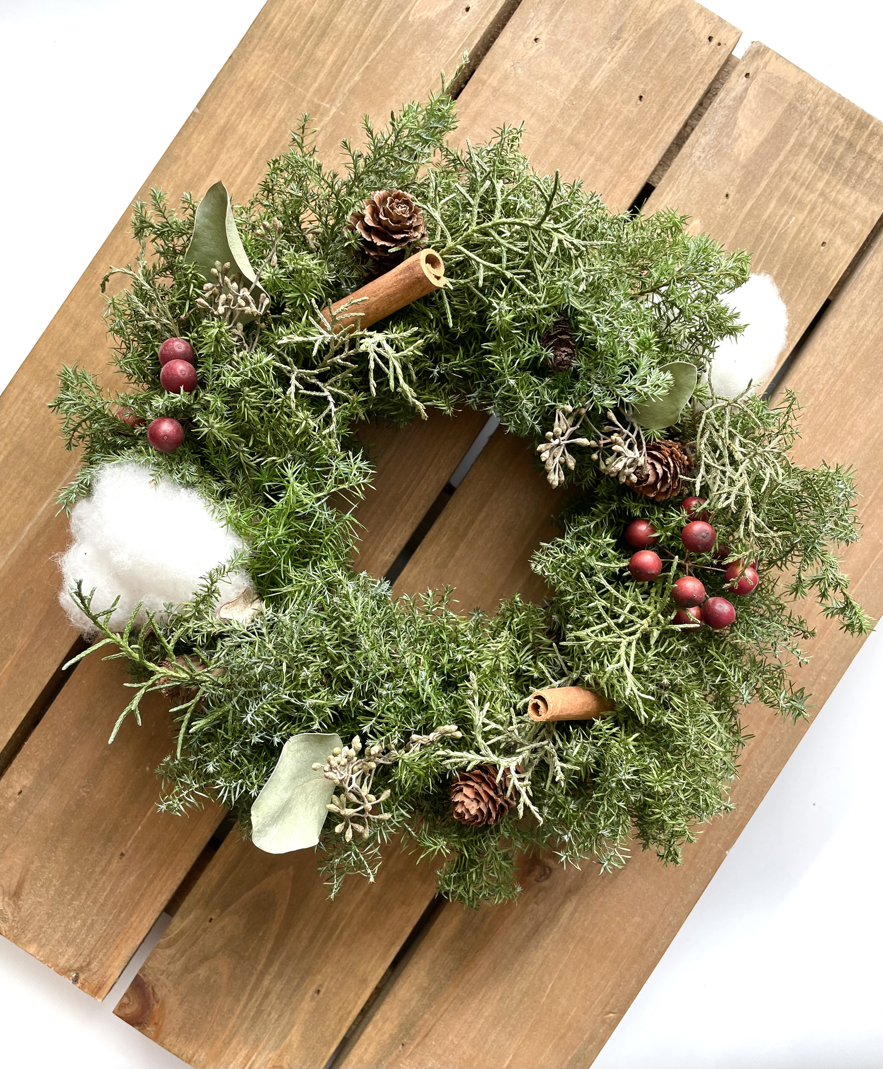 宅配便配送 針葉樹のクリスマスリース(25㎝) リース 通販 lugna Florist フラワー・リース