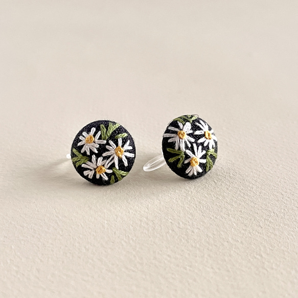 [マーガレット] 刺繍 ピアス  ノンホールピアス イヤリング 選べる金具 5枚目の画像