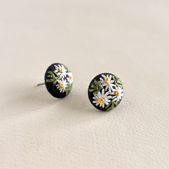 [マーガレット] 刺繍 ピアス  ノンホールピアス イヤリング 選べる金具 4枚目の画像