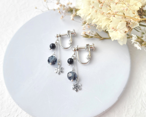 3つが揺れる雪の結晶イヤリング/ピアス(ブラック×シルバー