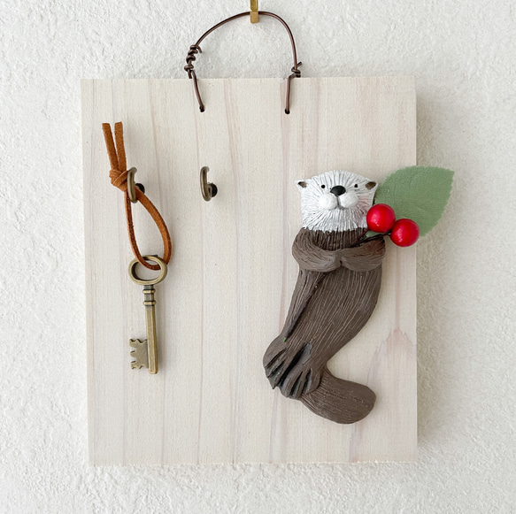 クリスマス限定 抱えるラッコの壁掛け〈フック付き〉 1枚目の画像