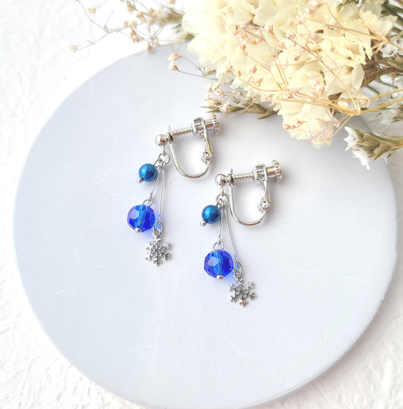 3つが揺れる雪の結晶イヤリング/ピアス(ブルー×シルバー) イヤリング
