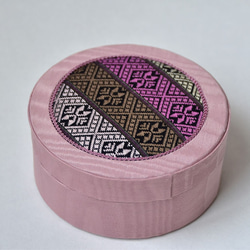 【カルトナージュ】カレン族のナンダイヤ柄のファブリック使用した丸箱　ピンク 1枚目の画像