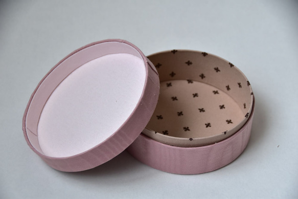 【カルトナージュ】カレン族のナンダイヤ柄のファブリック使用した丸箱　ピンク 3枚目の画像