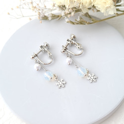 3つが揺れる雪の結晶イヤリング/ピアス(ホワイト×シルバー