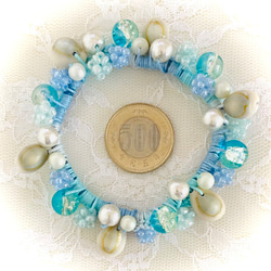 コットンパールとビーズと貝殻のシュシュ 2枚目の画像