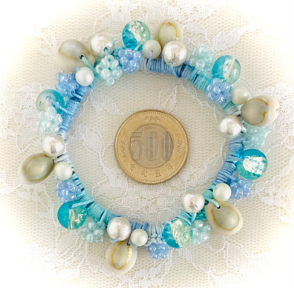 コットンパールとビーズと貝殻のシュシュ 2枚目の画像