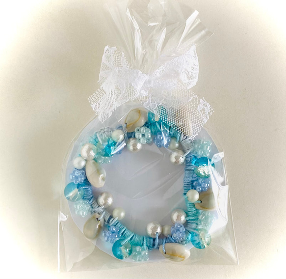 コットンパールとビーズと貝殻のシュシュ 4枚目の画像