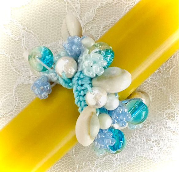 コットンパールとビーズと貝殻のシュシュ 5枚目の画像