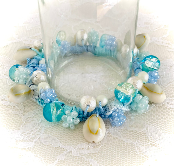 コットンパールとビーズと貝殻のシュシュ 1枚目の画像