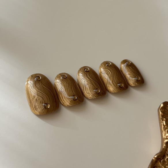 淡色アンティークイエローゴールドインクベースうねうねベージュゴールドラインストーンシンプル大人ニュアンス韓国ネイルチップ 3枚目の画像