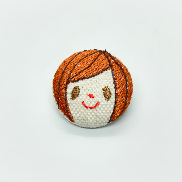 オレンジ色の髪の女の子の刺繍のブローチ 5枚目の画像