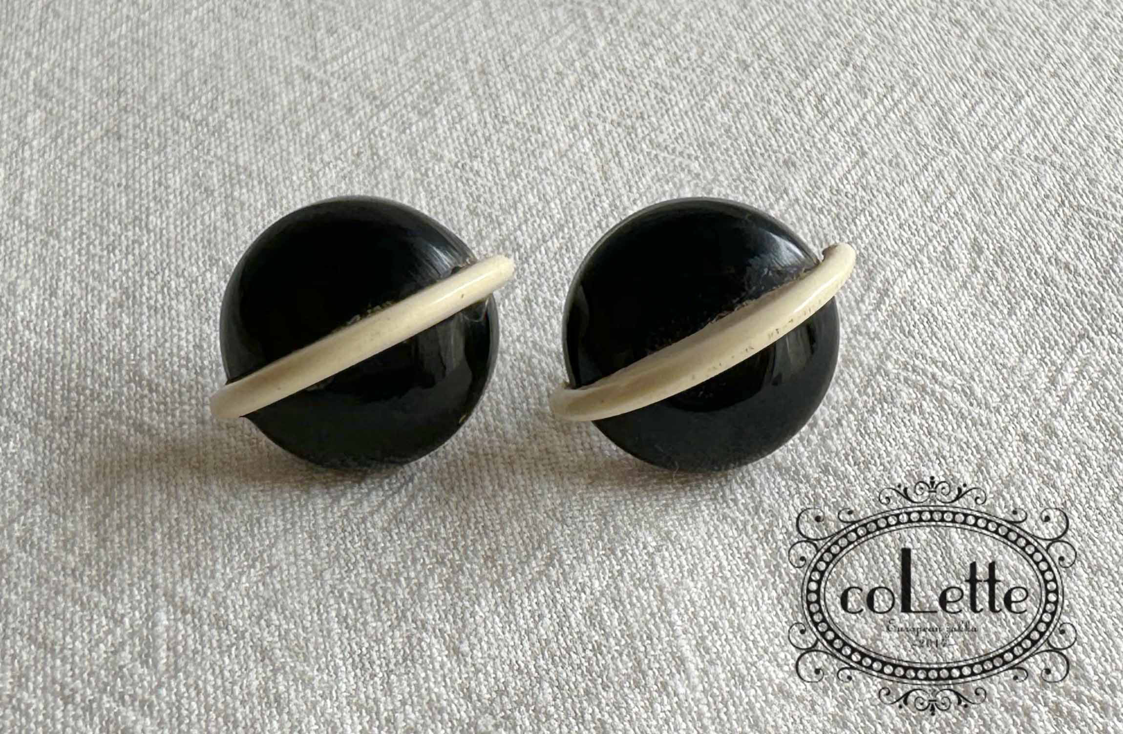 フランスヴィンテージブラック＆飾りホワイトカボションピアス(P-AF040) 6,035円