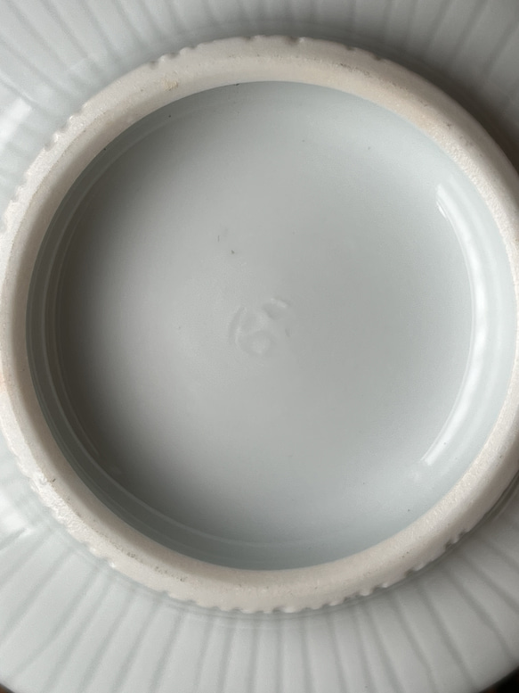 手彫りだからこその風合いとこだわりの白色が印象的な白磁ギザギザ醤油皿 9枚目の画像
