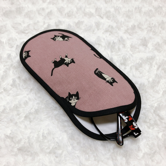 １７１６．ハチワレ猫＆ちっちゃいネズミ柄のメガネケース　くすみピンク　マイクロファイバー使用スリムタイプ　再販 3枚目の画像