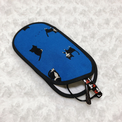 １７１７．ハチワレ猫＆足跡柄のメガネケース　青　マイクロファイバー使用スリムタイプ　再販 3枚目の画像