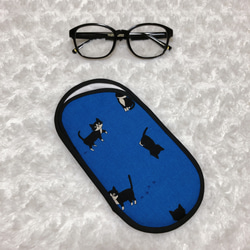 １７１７．ハチワレ猫＆足跡柄のメガネケース　青　マイクロファイバー使用スリムタイプ　再販 1枚目の画像