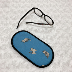 １７１９．トラ猫＆足跡柄のメガネケース　水色　マイクロファイバー使用スリムタイプ　再販 2枚目の画像