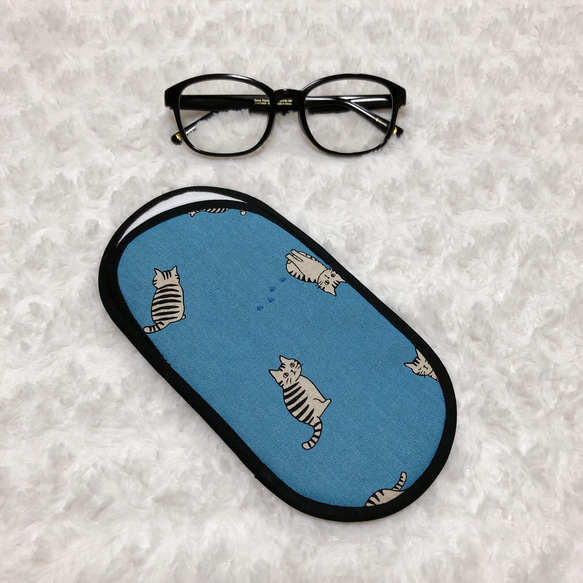 １７１９．トラ猫＆足跡柄のメガネケース　水色　マイクロファイバー使用スリムタイプ　再販 1枚目の画像