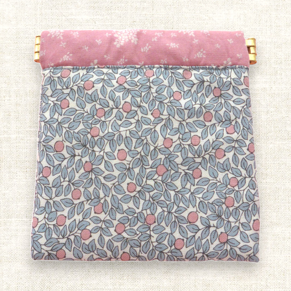 リバティ　バネポーチ　オフホワイト木の実とピンク小花柄 1枚目の画像