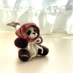 ほっかむりを被った子パンダちゃんの置物　〜お花を摘んできたシリーズ〜　冬の置物　リアルパンダ 15枚目の画像