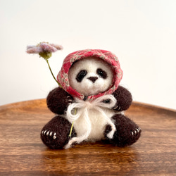 ほっかむりを被った子パンダちゃんの置物　〜お花を摘んできたシリーズ〜　冬の置物　リアルパンダ 1枚目の画像