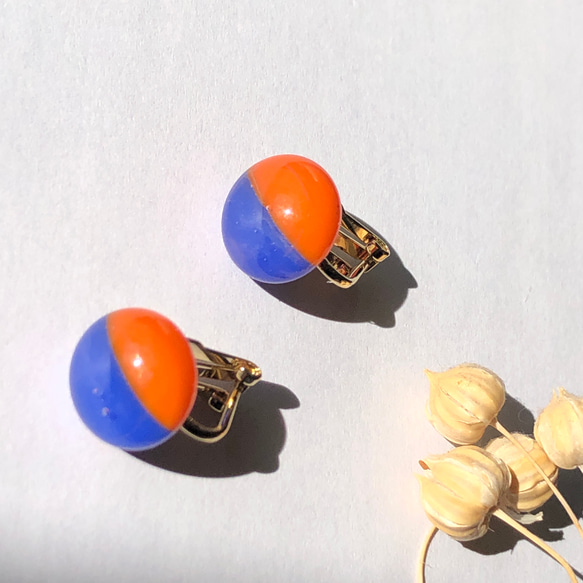 オレンジと青のガラスのイヤリング ピアス（スタッド・一粒） izumi