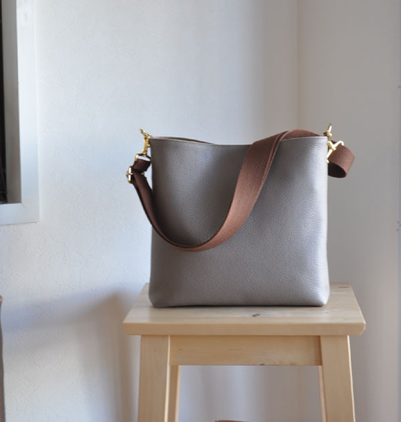 スクエアショルダー ちょっと大きめ グレージュ／ブラウン