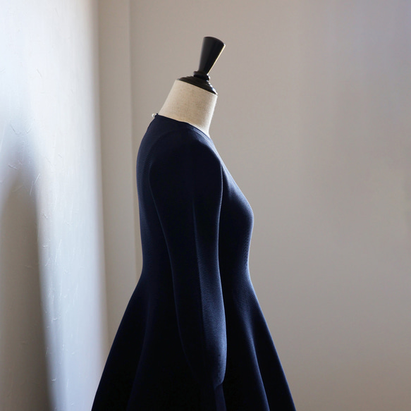 已經賣完了！ [在迷人的場景中看起來很棒◎]由不同材質製成的WHOLEGARMENT連身裙[海軍藍] 第11張的照片