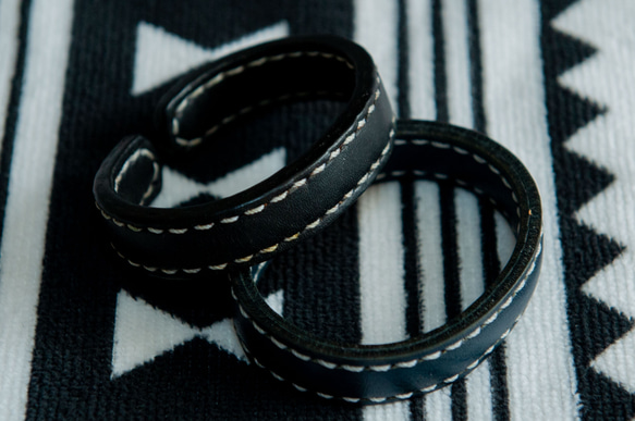 送料無料★レザーバングル(Black&Navy)★leather bangle★OnlyOneItem 2枚目の画像