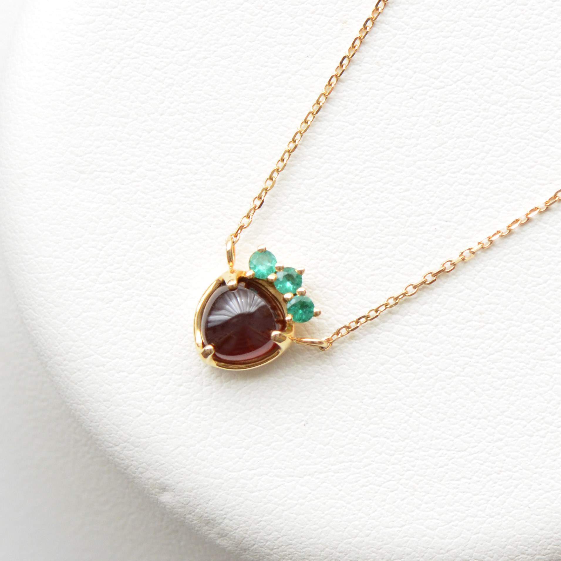 イチゴのネックレス｜ガーネット・エメラルド｜K18YG｜ichigo-Nec-008GA,EME