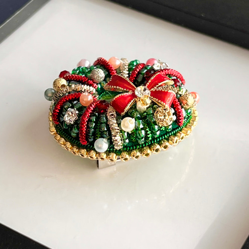 受注制作】サンタさんのピンバッジ ビーズ刺繍ブローチ