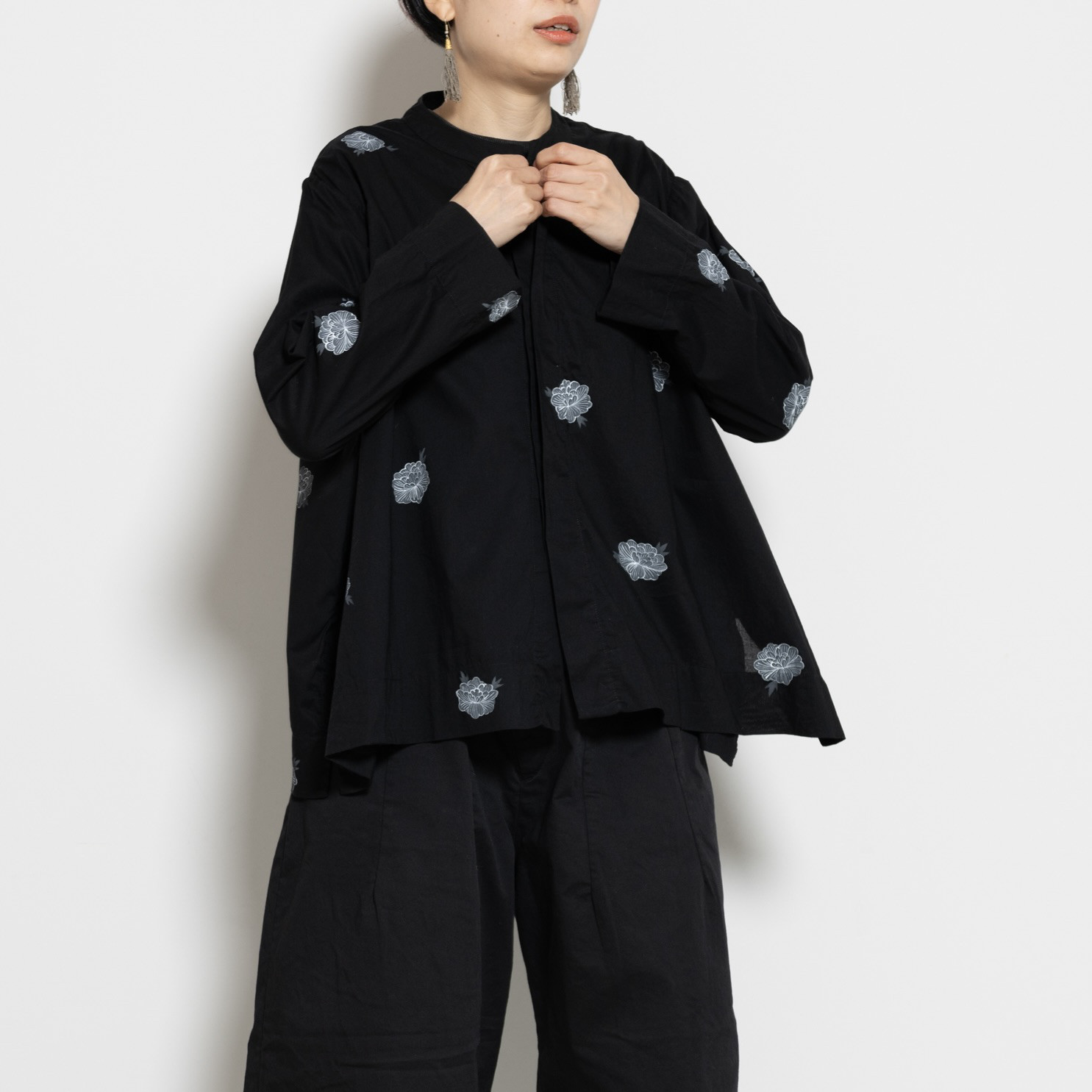 リネンorコットン比翼仕立てノーカラーブラウス【手描きグレー牡丹】