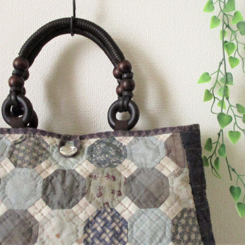 パッチワークキルト ハンドメイドバッグ 皮使用 ハート カンタ刺繍パッチワークキルトのトートバッグ【Lサイズ/K