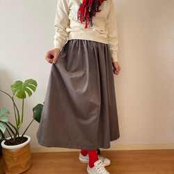 冬　暖かい　　チャコール　スモークカラーのコーデュロイ　ギャザースカート 3枚目の画像