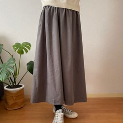 冬　暖かい　　チャコール　スモークカラーのコーデュロイ　ギャザースカート 4枚目の画像