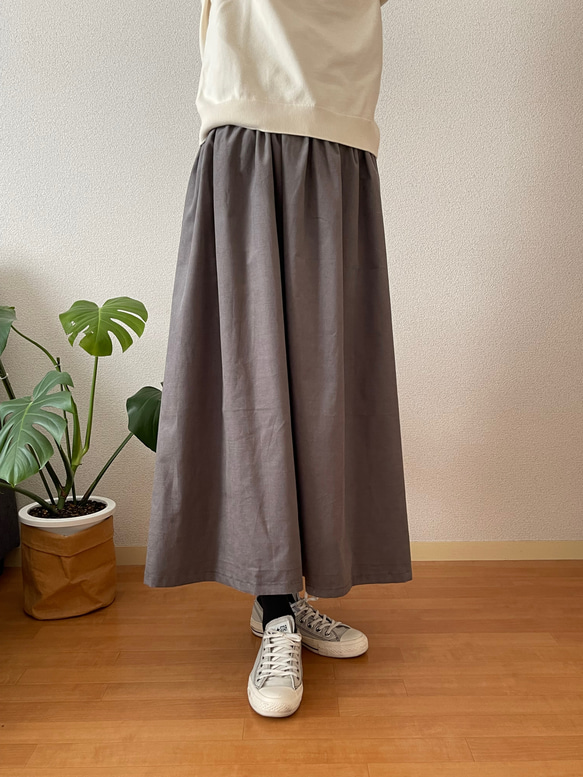 冬　暖かい　　チャコール　スモークカラーのコーデュロイ　ギャザースカート 4枚目の画像
