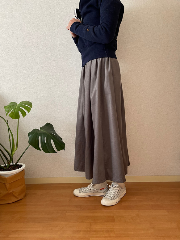 冬　暖かい　　チャコール　スモークカラーのコーデュロイ　ギャザースカート 11枚目の画像