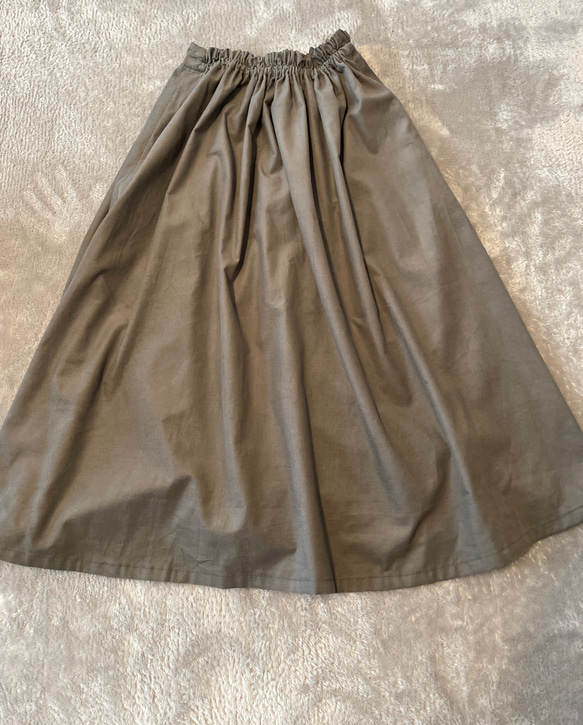 冬　暖かい　　チャコール　スモークカラーのコーデュロイ　ギャザースカート 12枚目の画像
