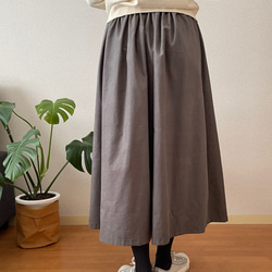 冬　暖かい　　チャコール　スモークカラーのコーデュロイ　ギャザースカート 5枚目の画像