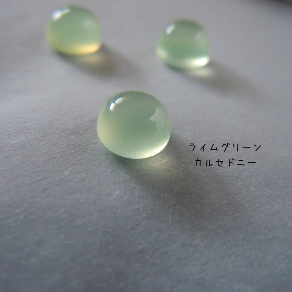 ライムグリーンカルセドニー6ｍｍとあこや真珠のイヤリング／サージカルステンレス／ピアス変更可／パステル／緑 3枚目の画像