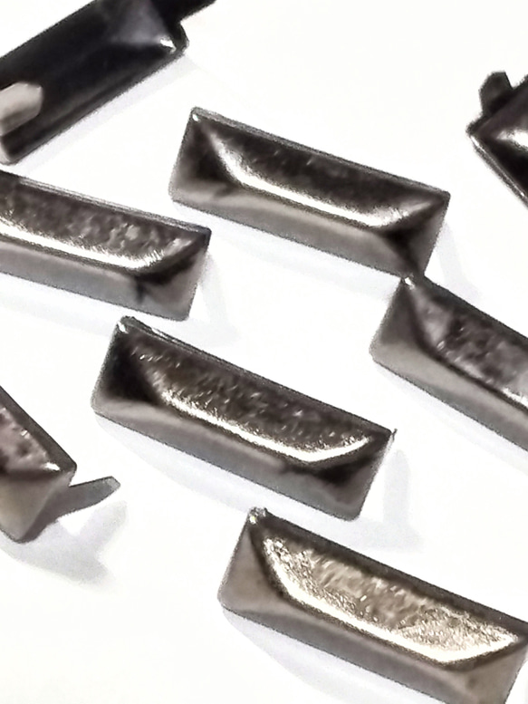 スタッズ レザークラフト 材料 長方形18ミリ 黒銀 100個セット 送料