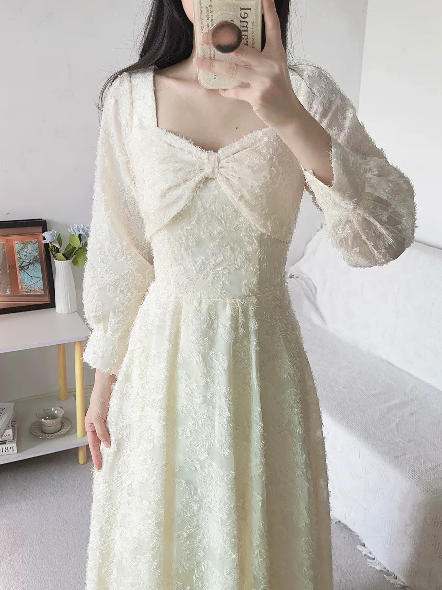 高品質！花柄サテン　アイボリー長袖エレガントなシルエット細見えシルエット　Aライン　成人式/音楽会/2次会結婚式編み上げ