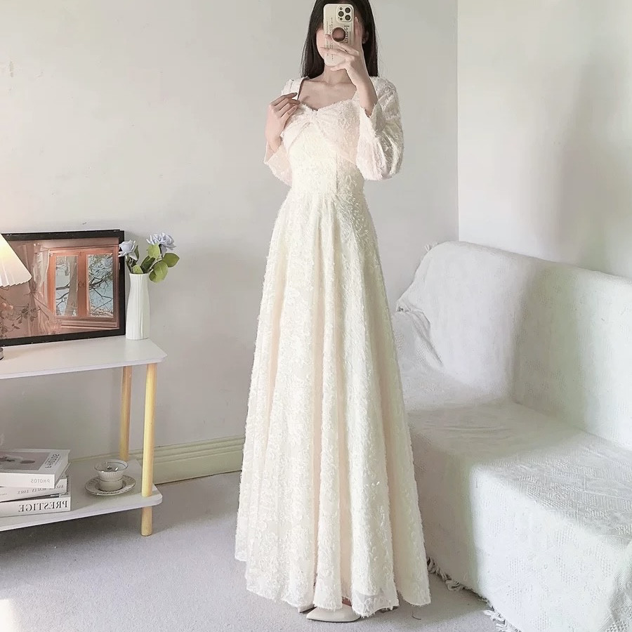 高品質！花柄サテン　アイボリー長袖エレガントなシルエット細見えシルエット　Aライン　成人式/音楽会/2次会結婚式編み上げ