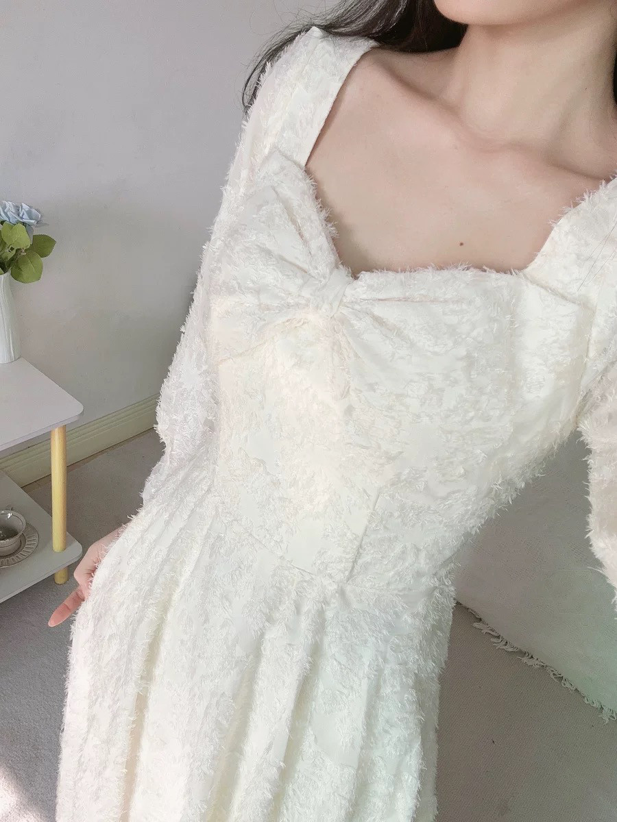 高品質！花柄サテン　アイボリー長袖エレガントなシルエット細見えシルエット　Aライン　成人式/音楽会/2次会結婚式編み上げ