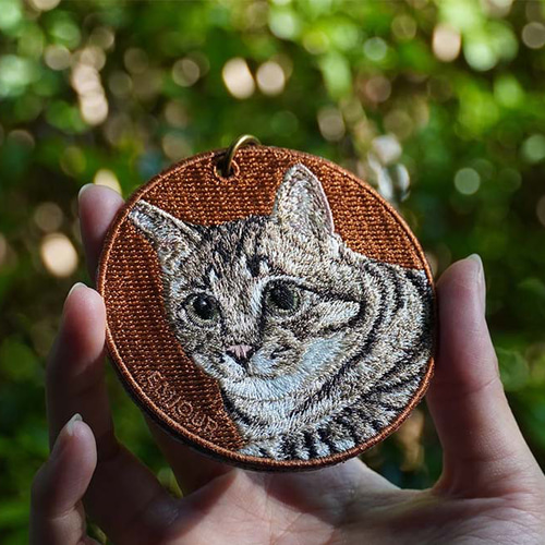 ハンドメイド刺繍フレーム　タンポポとキジトラ猫 刺繍キーホルダー キーホルダー キジトラ 猫 刺繍 チャーム